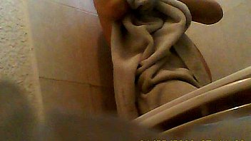 Jovensita gordita en el baño