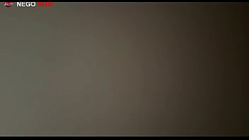 Corno pega na rola grossa e grande e coloca dentro de sua esposa para ficar toda arrombada