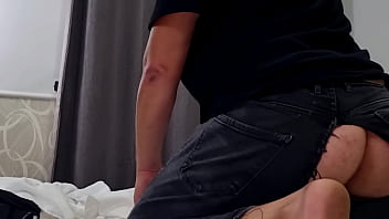 Adorazione della perversione strappa i jeans e si sega il grosso cazzo intenso orgasmo maschile