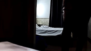 Adorazione della perversione strappa i jeans e si sega il grosso cazzo intenso orgasmo maschile