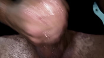 Adorazione della perversione strappa i jeans e si sega il grosso cazzo intenso orgasmo maschile