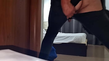 Adorazione della perversione strappa i jeans e si sega il grosso cazzo intenso orgasmo maschile