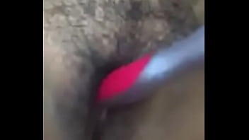 Gordita dandose placer