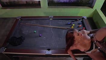 O gostoso do ed junior meteu em mim com bola e tudo em cima da mesa de bilhar