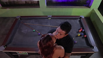 O gostoso do ed junior meteu em mim com bola e tudo em cima da mesa de bilhar