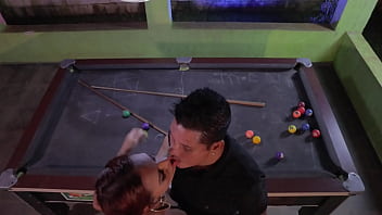 O gostoso do ed junior meteu em mim com bola e tudo em cima da mesa de bilhar