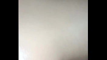 El vecino me solprende en el baño y me folla el culo