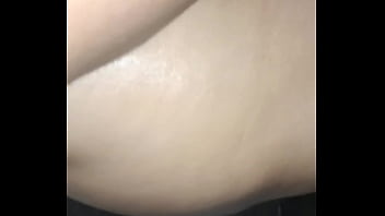 El vecino me solprende en el baño y me folla el culo