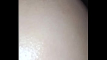 El vecino me solprende en el baño y me folla el culo