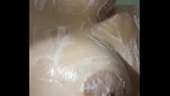 El vecino me solprende en el baño y me folla el culo