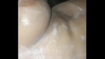 El vecino me solprende en el baño y me folla el culo