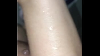 El vecino me solprende en el baño y me folla el culo