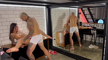 Recebi uma visita do meu amigo e eu estava de pijaminha rosa