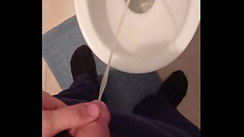 Hombre Me Muestra Como Hace Pipí thumbnail