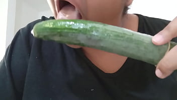 Milf gorda bbw se introduce un pepino por la panocha