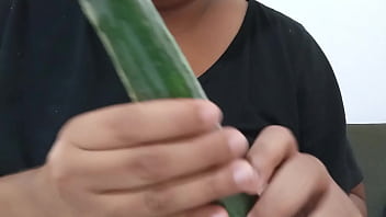 Milf gorda bbw se introduce un pepino por la panocha