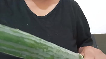 Milf gorda bbw se introduce un pepino por la panocha Milf gorda bbw se introduce un pepino por la panocha