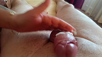 Wife offer pleasure with her hand