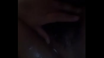 Novinha se masturbando no banho