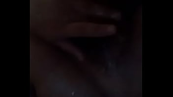 Novinha se masturbando no banho