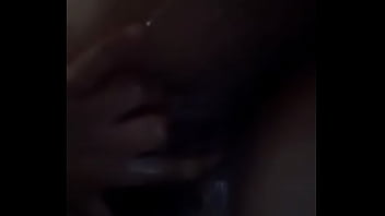 Novinha se masturbando no banho