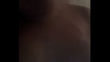 Novinha se masturbando no banho