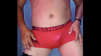 Modelando calzon satinado