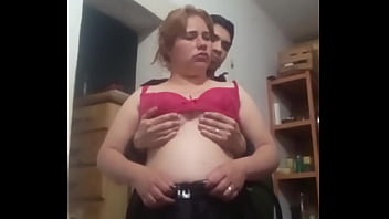 Juego un rato con sus tetas mientras miran por camara web antes de coger