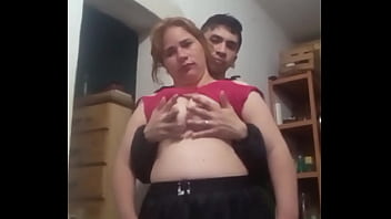 Juego un rato con sus tetas mientras miran por camara web antes de coger