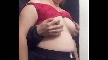 Juego un rato con sus tetas mientras miran por camara web antes de coger
