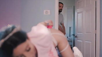 J'attrape Ma Demi Soeur En Train De Lui Mettre Un Gode Dans Le Cul thumbnail