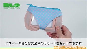 ふかふかでキュートなお尻型パスケース。小物入れもついています。