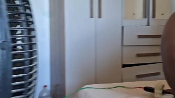 Crente fogosa refresca a buceta no ventilador