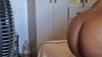 Crente fogosa refresca a buceta no ventilador