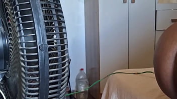 Crente fogosa refresca a buceta no ventilador