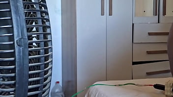 Crente fogosa refresca a buceta no ventilador
