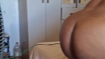 Crente fogosa refresca a buceta no ventilador