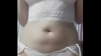 Baila reggaetón desnuda me muestra su cuerpo