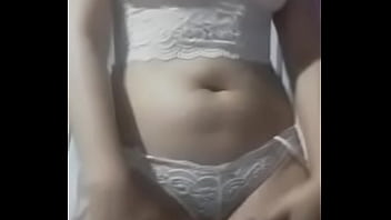 Baila reggaetón desnuda me muestra su cuerpo