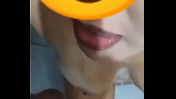 O executivo mandou ela ajoelhar e mijou na boca como se fosse dele