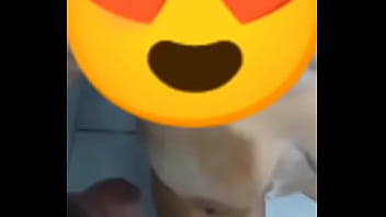 O executivo mandou ela ajoelhar e mijou na boca como se fosse dele