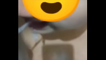 O executivo mandou ela ajoelhar e mijou na boca como se fosse dele