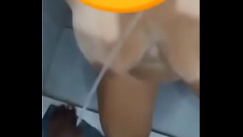 O executivo mandou ela ajoelhar e mijou na boca como se fosse dele