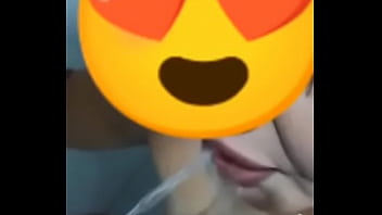 O executivo mandou ela ajoelhar e mijou na boca como se fosse dele