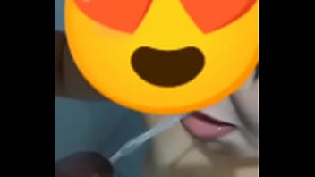 O executivo mandou ela ajoelhar e mijou na boca como se fosse dele