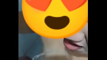 O executivo mandou ela ajoelhar e mijou na boca como se fosse dele