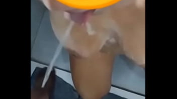 O executivo mandou ela ajoelhar e mijou na boca como se fosse dele