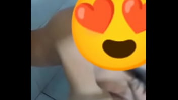 O executivo mandou ela ajoelhar e mijou na boca como se fosse dele