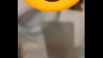 O executivo mandou ela ajoelhar e mijou na boca como se fosse dele