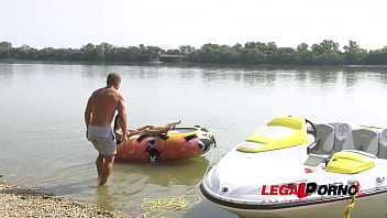 Slim stunner lilu moon can't get enough of muscle man's hard veiny cock gp494